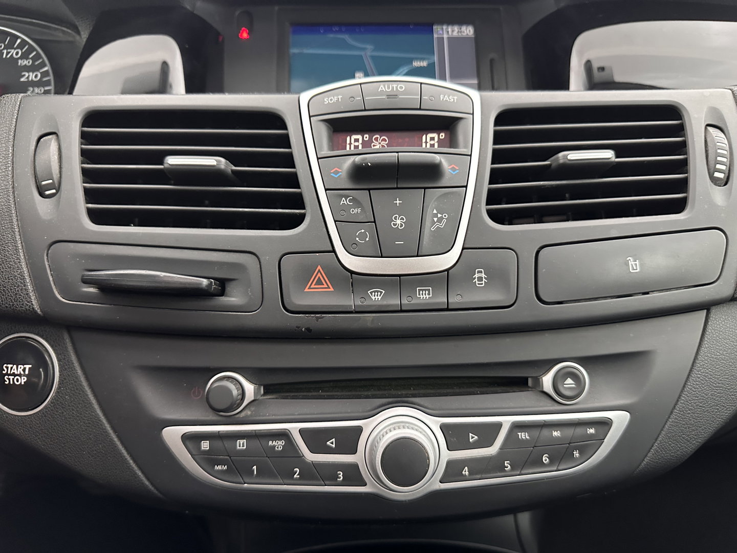 Renault Laguna 2.0 dCi S/S (INCL-BTW) *PANO | LEATHER-MICROFIBRE | BI-XENON | KEYLESS | NAVI-FULLMAP | COMFORT-SEATS | ECC | PDC | CRUISE | TOWBAR | 18''ALU*