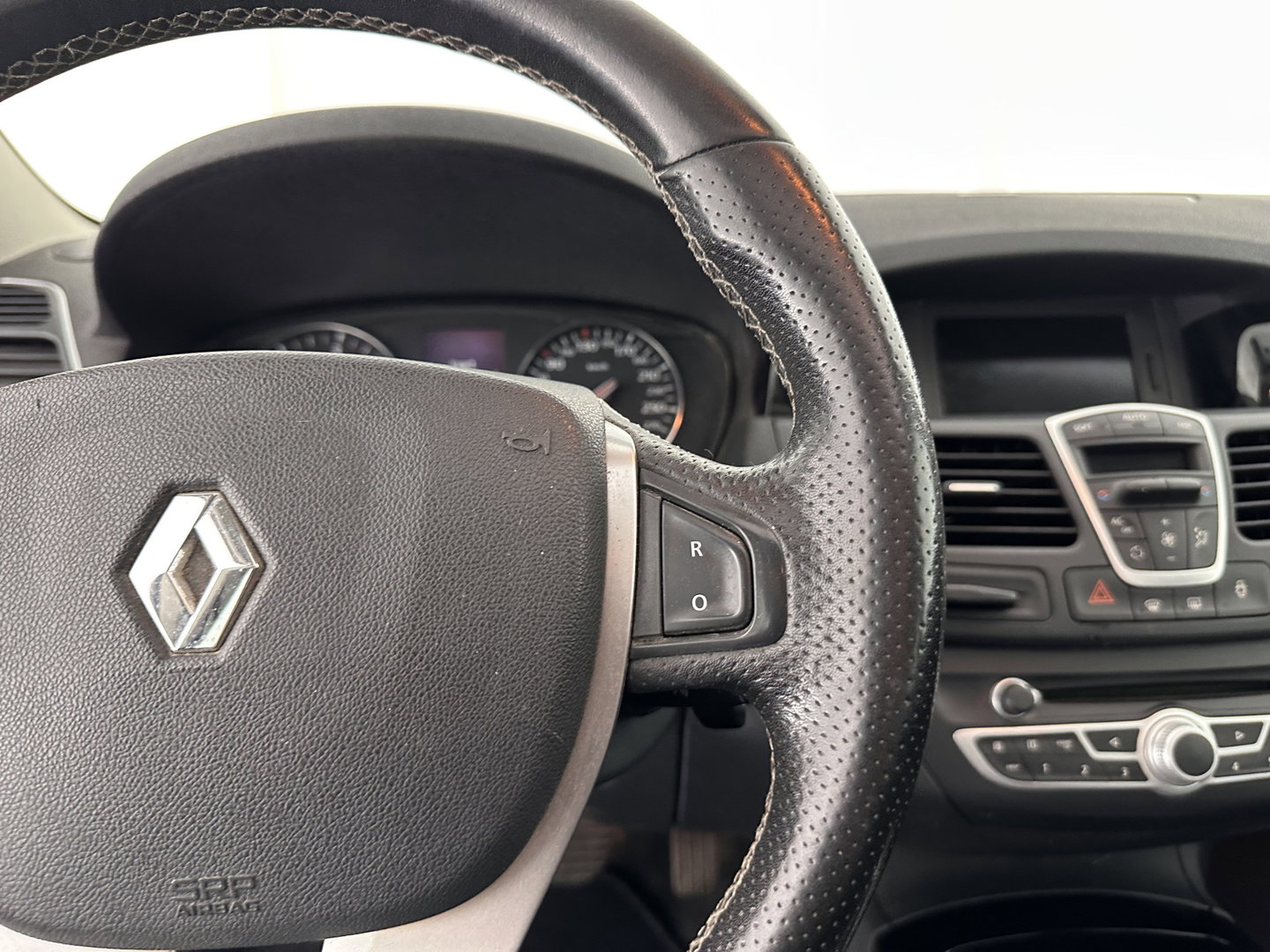 Renault Laguna 2.0 dCi S/S (INCL-BTW) *PANO | LEATHER-MICROFIBRE | BI-XENON | KEYLESS | NAVI-FULLMAP | COMFORT-SEATS | ECC | PDC | CRUISE | TOWBAR | 18''ALU*