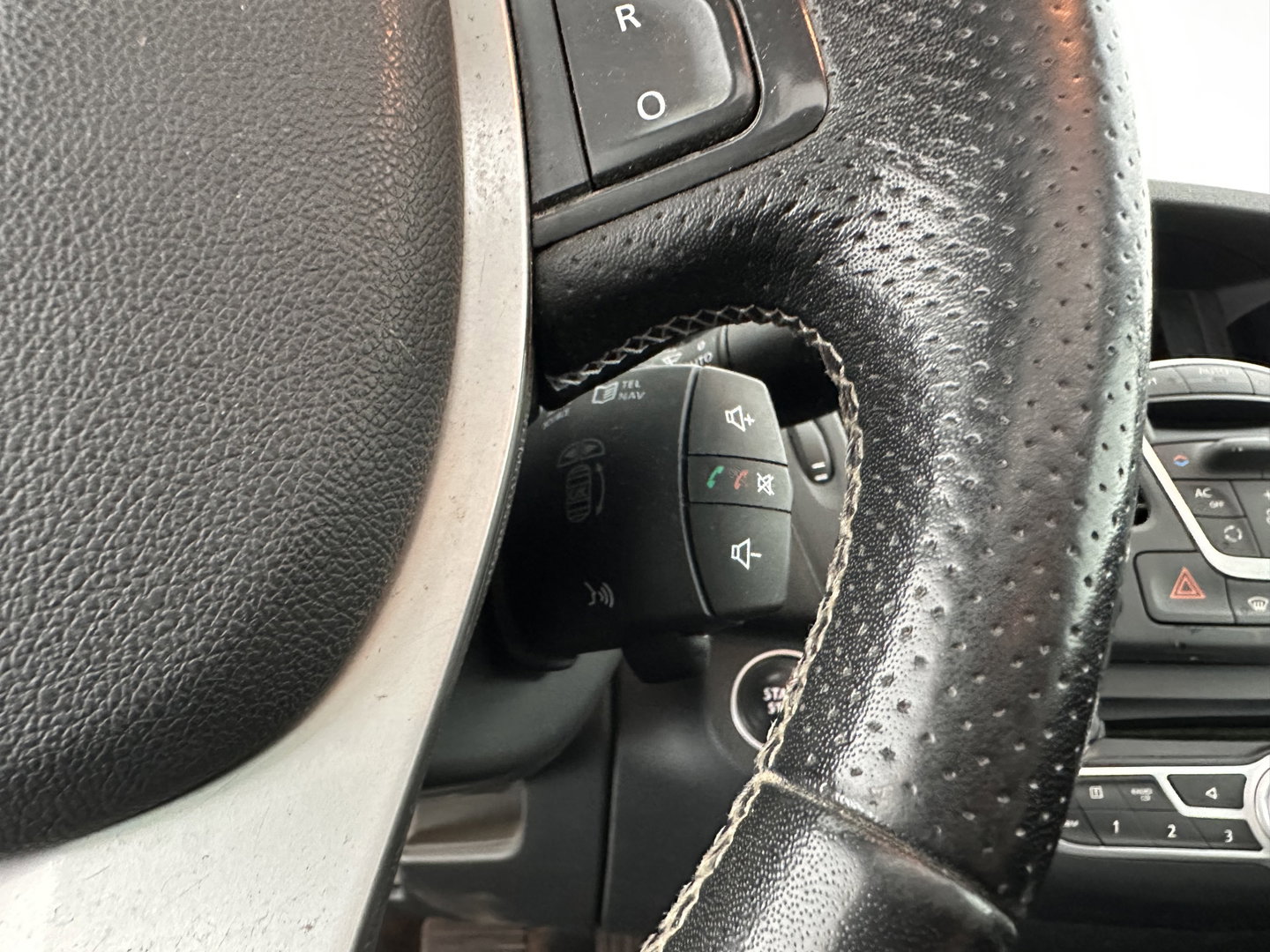 Renault Laguna 2.0 dCi S/S (INCL-BTW) *PANO | LEATHER-MICROFIBRE | BI-XENON | KEYLESS | NAVI-FULLMAP | COMFORT-SEATS | ECC | PDC | CRUISE | TOWBAR | 18''ALU*