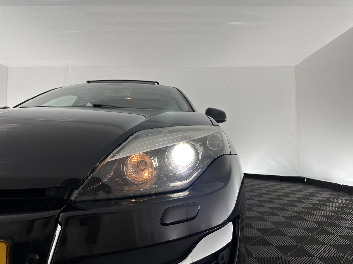 Renault Laguna 2.0 dCi S/S (INCL-BTW) *PANO | LEATHER-MICROFIBRE | BI-XENON | KEYLESS | NAVI-FULLMAP | COMFORT-SEATS | ECC | PDC | CRUISE | TOWBAR | 18''ALU*