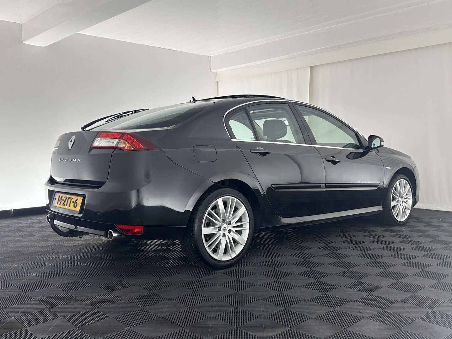 Renault Laguna 2.0 dCi S/S (INCL-BTW) *PANO | LEATHER-MICROFIBRE | BI-XENON | KEYLESS | NAVI-FULLMAP | COMFORT-SEATS | ECC | PDC | CRUISE | TOWBAR | 18''ALU*