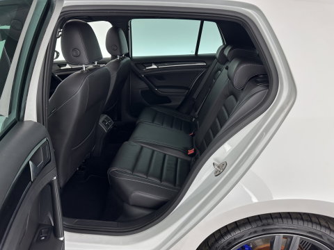 Volkswagen Golf 1.4 TSI GTE (Plug-In) Aut. *PANO | FULL-LED | LEATHER | LANE-ASSIST | BLIND-SPOT | ADAPTIVE-CRUISE | CAMERA | DAB | NAVI-FULLMAP | ECC | SHIFT-PADDLES | PDC | HEATED-SPORTSEATS | PRIVACY-GLASS | 18"ALU*