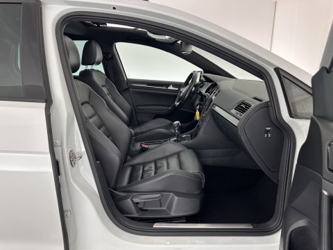 Volkswagen Golf 1.4 TSI GTE (Plug-In) Aut. *PANO | FULL-LED | LEATHER | LANE-ASSIST | BLIND-SPOT | ADAPTIVE-CRUISE | CAMERA | DAB | NAVI-FULLMAP | ECC | SHIFT-PADDLES | PDC | HEATED-SPORTSEATS | PRIVACY-GLASS | 18"ALU*
