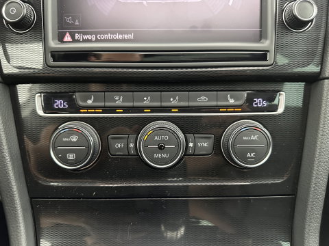 Volkswagen Golf 1.4 TSI GTE (Plug-In) Aut. *PANO | FULL-LED | LEATHER | LANE-ASSIST | BLIND-SPOT | ADAPTIVE-CRUISE | CAMERA | DAB | NAVI-FULLMAP | ECC | SHIFT-PADDLES | PDC | HEATED-SPORTSEATS | PRIVACY-GLASS | 18"ALU*