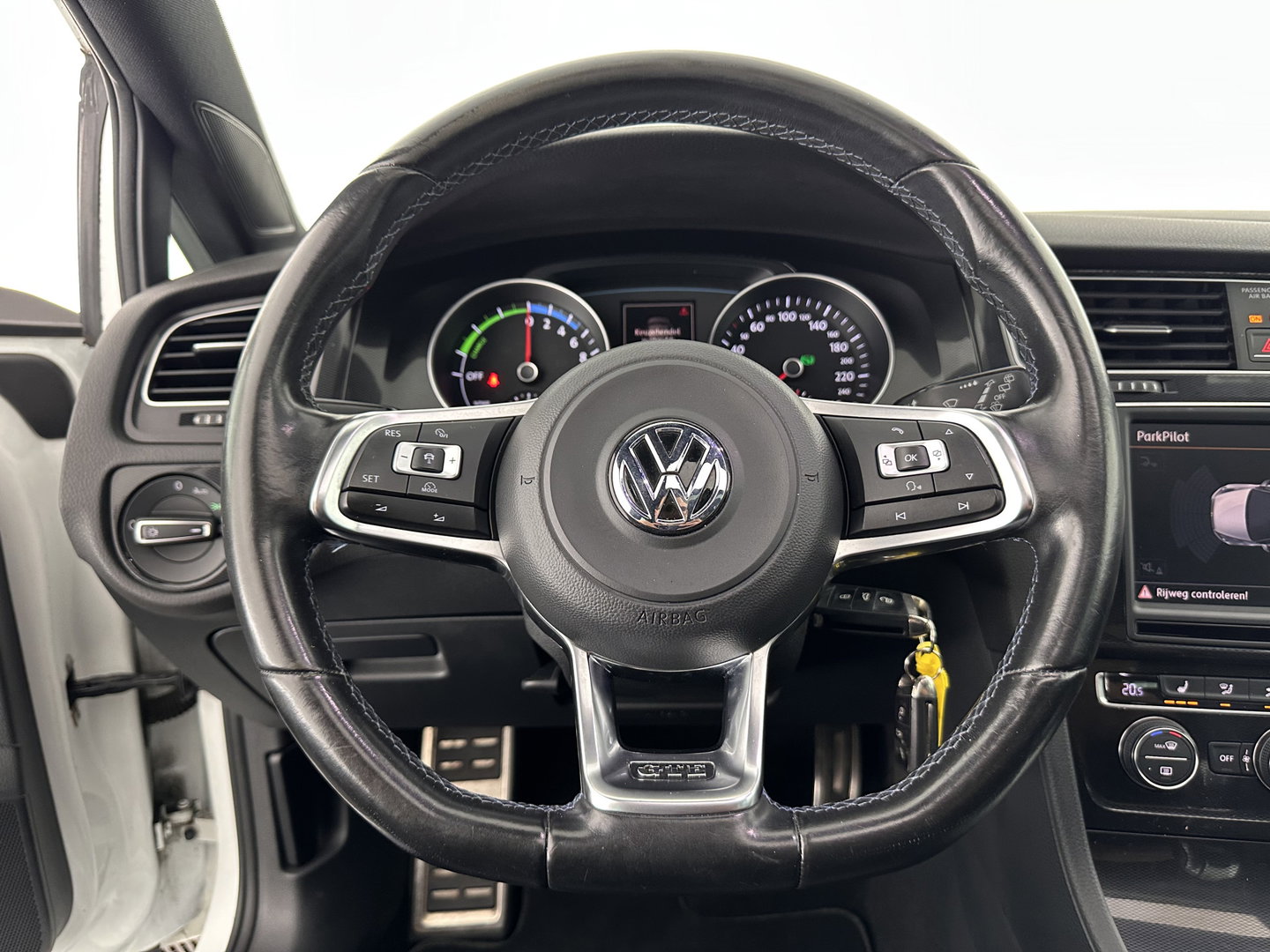 Volkswagen Golf 1.4 TSI GTE (Plug-In) Aut. *PANO | FULL-LED | LEATHER | LANE-ASSIST | BLIND-SPOT | ADAPTIVE-CRUISE | CAMERA | DAB | NAVI-FULLMAP | ECC | SHIFT-PADDLES | PDC | HEATED-SPORTSEATS | PRIVACY-GLASS | 18"ALU*