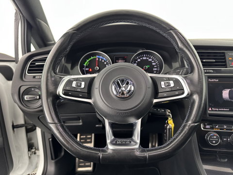 Volkswagen Golf 1.4 TSI GTE (Plug-In) Aut. *PANO | FULL-LED | LEATHER | LANE-ASSIST | BLIND-SPOT | ADAPTIVE-CRUISE | CAMERA | DAB | NAVI-FULLMAP | ECC | SHIFT-PADDLES | PDC | HEATED-SPORTSEATS | PRIVACY-GLASS | 18"ALU*