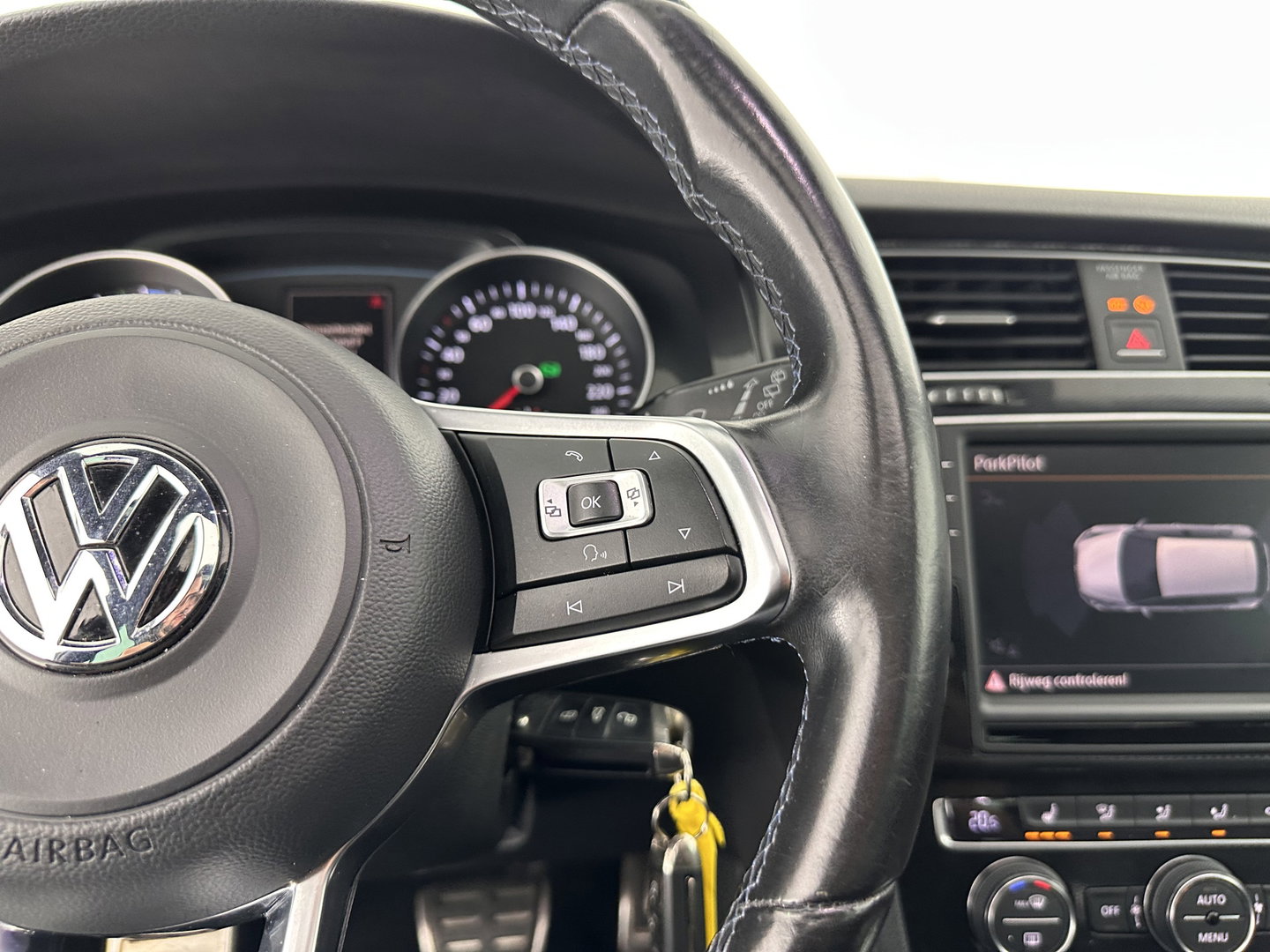 Volkswagen Golf 1.4 TSI GTE (Plug-In) Aut. *PANO | FULL-LED | LEATHER | LANE-ASSIST | BLIND-SPOT | ADAPTIVE-CRUISE | CAMERA | DAB | NAVI-FULLMAP | ECC | SHIFT-PADDLES | PDC | HEATED-SPORTSEATS | PRIVACY-GLASS | 18"ALU*