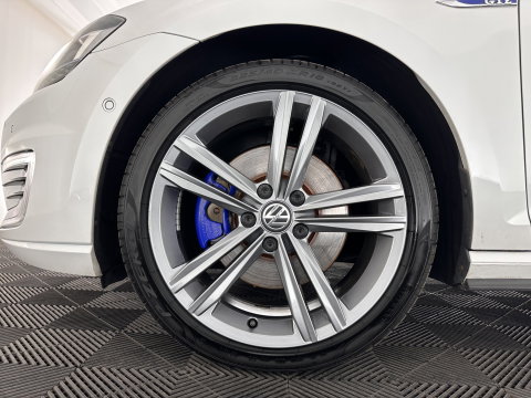Volkswagen Golf 1.4 TSI GTE (Plug-In) Aut. *PANO | FULL-LED | LEATHER | LANE-ASSIST | BLIND-SPOT | ADAPTIVE-CRUISE | CAMERA | DAB | NAVI-FULLMAP | ECC | SHIFT-PADDLES | PDC | HEATED-SPORTSEATS | PRIVACY-GLASS | 18"ALU*