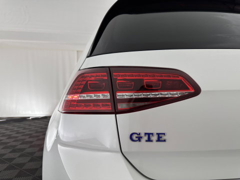 Volkswagen Golf 1.4 TSI GTE (Plug-In) Aut. *PANO | FULL-LED | LEATHER | LANE-ASSIST | BLIND-SPOT | ADAPTIVE-CRUISE | CAMERA | DAB | NAVI-FULLMAP | ECC | SHIFT-PADDLES | PDC | HEATED-SPORTSEATS | PRIVACY-GLASS | 18"ALU*