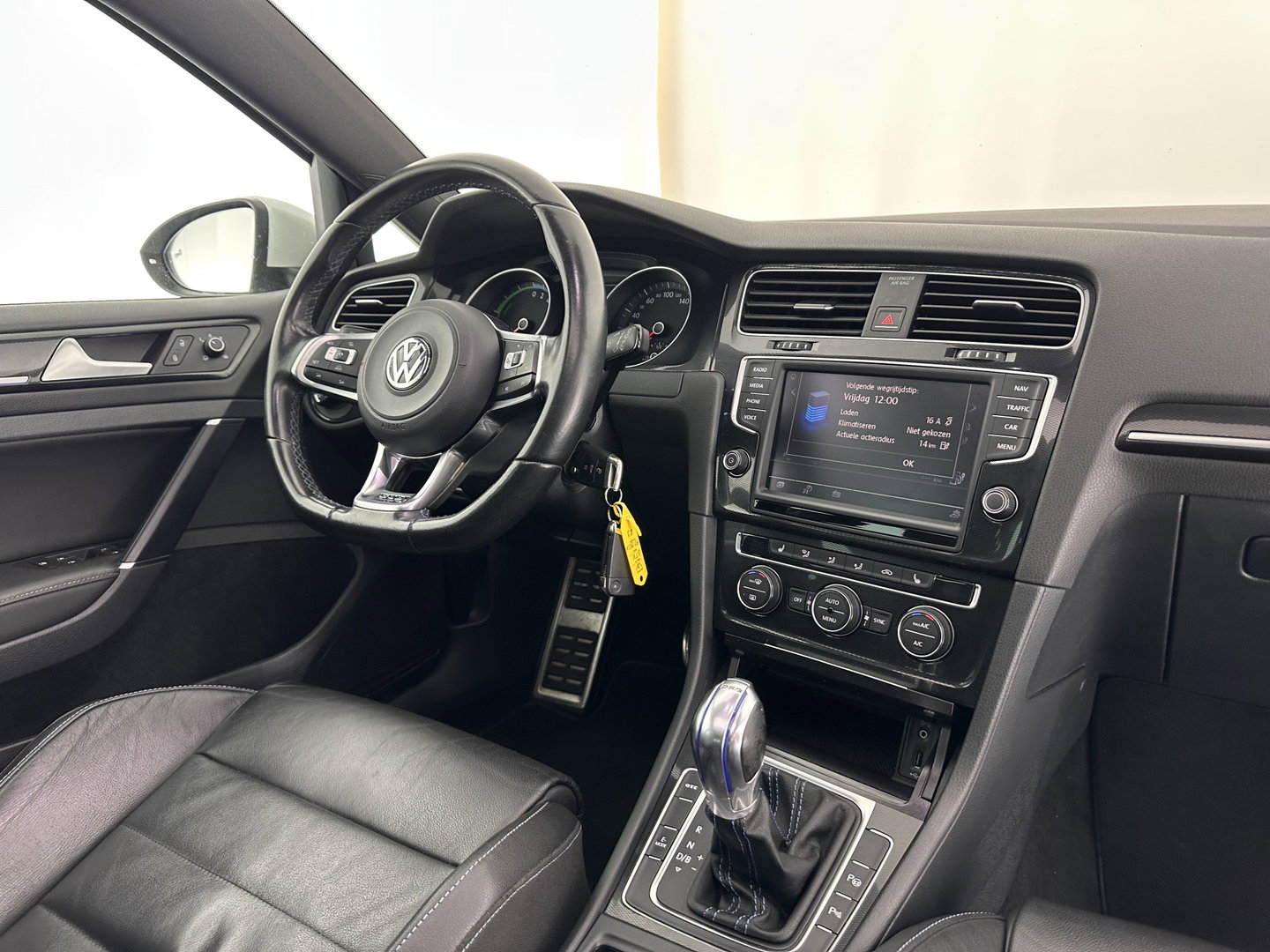 Volkswagen Golf 1.4 TSI GTE (Plug-In) Aut. *PANO | FULL-LED | LEATHER | LANE-ASSIST | BLIND-SPOT | ADAPTIVE-CRUISE | CAMERA | DAB | NAVI-FULLMAP | ECC | SHIFT-PADDLES | PDC | HEATED-SPORTSEATS | PRIVACY-GLASS | 18"ALU*