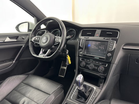 Volkswagen Golf 1.4 TSI GTE (Plug-In) Aut. *PANO | FULL-LED | LEATHER | LANE-ASSIST | BLIND-SPOT | ADAPTIVE-CRUISE | CAMERA | DAB | NAVI-FULLMAP | ECC | SHIFT-PADDLES | PDC | HEATED-SPORTSEATS | PRIVACY-GLASS | 18"ALU*