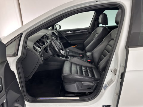 Volkswagen Golf 1.4 TSI GTE (Plug-In) Aut. *PANO | FULL-LED | LEATHER | LANE-ASSIST | BLIND-SPOT | ADAPTIVE-CRUISE | CAMERA | DAB | NAVI-FULLMAP | ECC | SHIFT-PADDLES | PDC | HEATED-SPORTSEATS | PRIVACY-GLASS | 18"ALU*