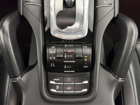 Porsche Cayenne 3.0 D Aut. *PANO | LEATHER | XENON-PLUS | SPORT-CHRONO | HEATED-COMFORTSEATS | BOSE-SOUND | MEMORY-PACK |  AIR-SUSPENSION | NAVI-FULLMAP | TOWBAR | LANE-ASSIST | SHIFT-PADDLES | 18''ALU*