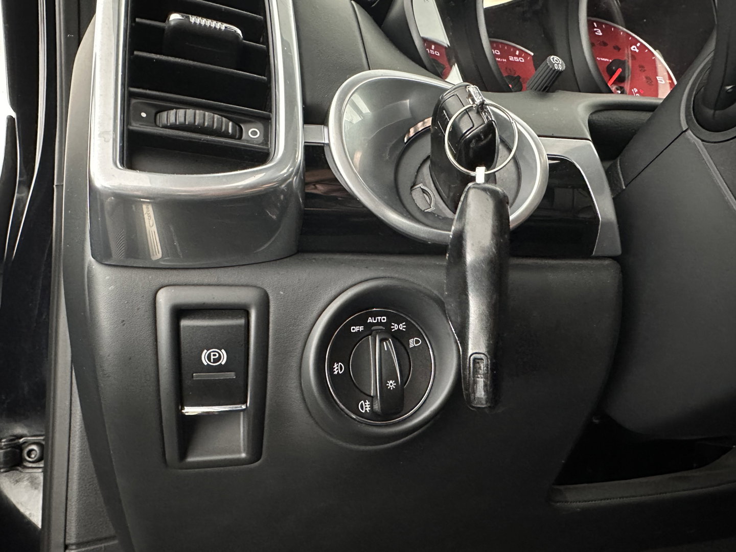 Porsche Cayenne 3.0 D Aut. *PANO | LEATHER | XENON-PLUS | SPORT-CHRONO | HEATED-COMFORTSEATS | BOSE-SOUND | MEMORY-PACK |  AIR-SUSPENSION | NAVI-FULLMAP | TOWBAR | LANE-ASSIST | SHIFT-PADDLES | 18''ALU*