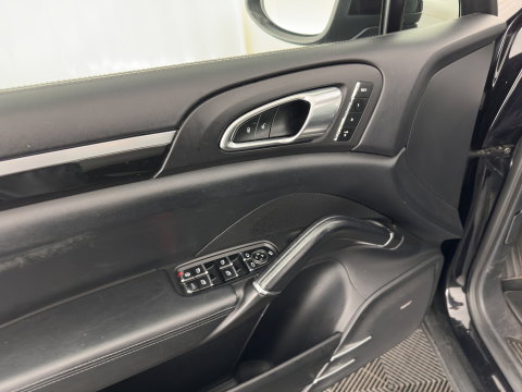 Porsche Cayenne 3.0 D Aut. *PANO | LEATHER | XENON-PLUS | SPORT-CHRONO | HEATED-COMFORTSEATS | BOSE-SOUND | MEMORY-PACK |  AIR-SUSPENSION | NAVI-FULLMAP | TOWBAR | LANE-ASSIST | SHIFT-PADDLES | 18''ALU*