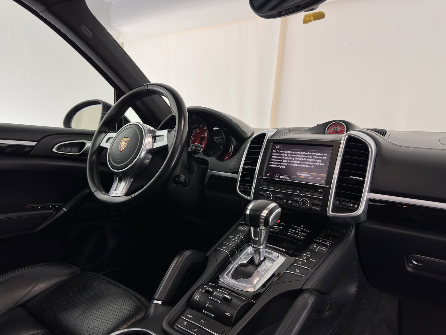 Porsche Cayenne 3.0 D Aut. *PANO | LEATHER | XENON-PLUS | SPORT-CHRONO | HEATED-COMFORTSEATS | BOSE-SOUND | MEMORY-PACK |  AIR-SUSPENSION | NAVI-FULLMAP | TOWBAR | LANE-ASSIST | SHIFT-PADDLES | 18''ALU*