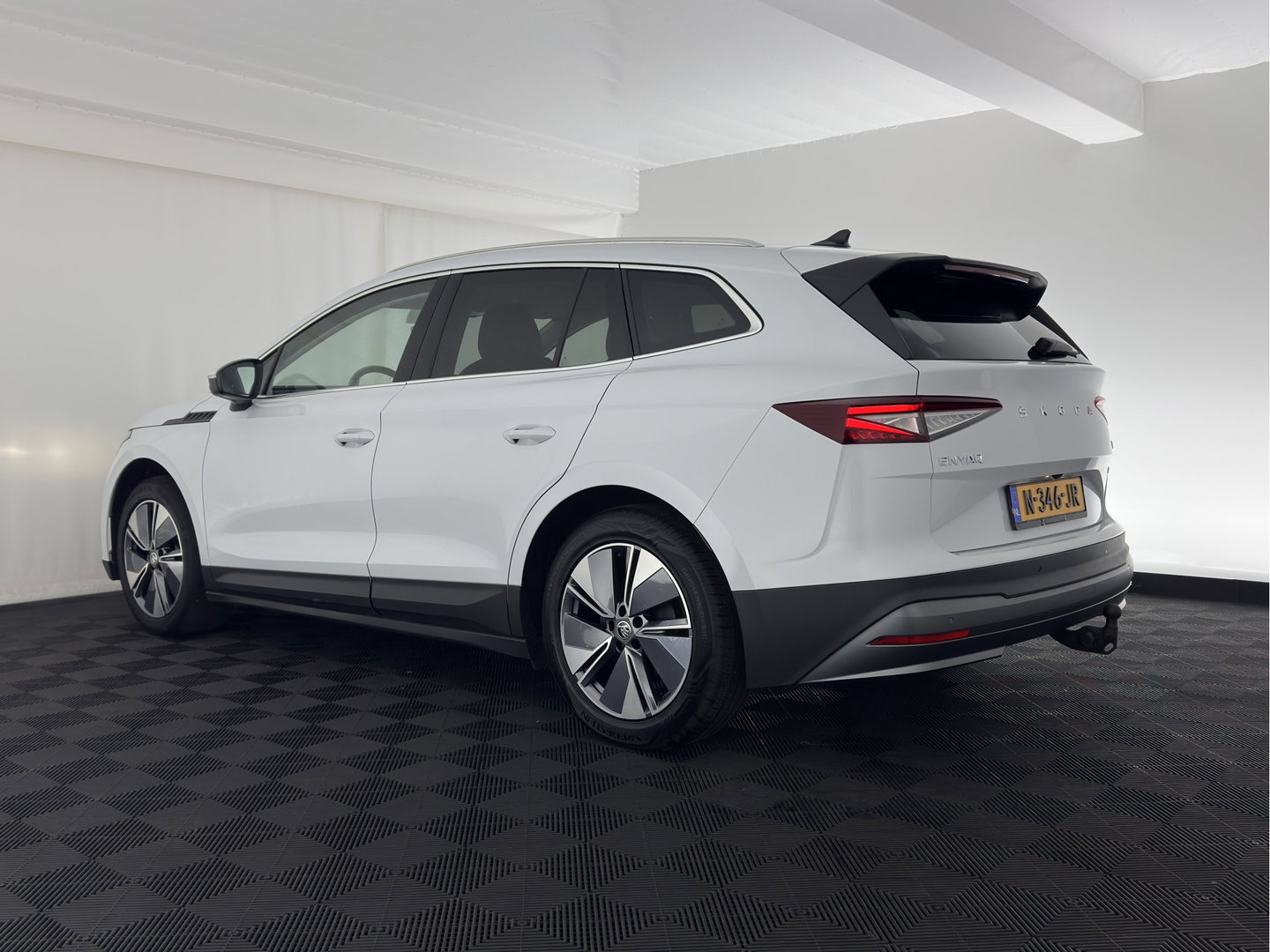 Škoda Enyaq iV 80 {SoH-90%} [ 3-Fase-11 kW ] (INCL-BTW) *LEATHER-FABRIC | FULL-LED | DIGI-COCKPIT | CAMERA | KEYLESS | NAVI-FULLMAP | AMBIENTLIGHT | ECC | HEATED-COMFORTSEATS | DAB+ | PDC | CRUISE | CARPLAY | TOWBAR | 19"ALU*