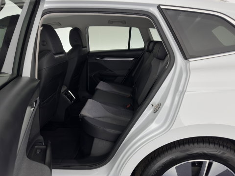 Škoda Enyaq iV 80 {SoH-90%} [ 3-Fase-11 kW ] (INCL-BTW) *LEATHER-FABRIC | FULL-LED | DIGI-COCKPIT | CAMERA | KEYLESS | NAVI-FULLMAP | AMBIENTLIGHT | ECC | HEATED-COMFORTSEATS | DAB+ | PDC | CRUISE | CARPLAY | TOWBAR | 19"ALU*