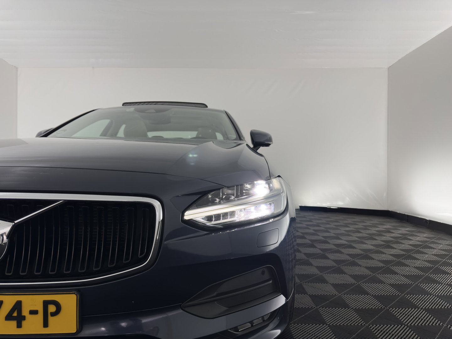 Volvo S90 2.0 D4 Momentum Aut. *PANO | LEATHER | FULL-LED | TOPVIEW | BLINDSPOT | HEATED-SPORTSEATS | DIGI-COCKPIT | NAVI-FULLMAP | ECC | HEAD-UP | ADAPTIVE-CRUISE | PDC | APP.CONNECT | 18''ALU*