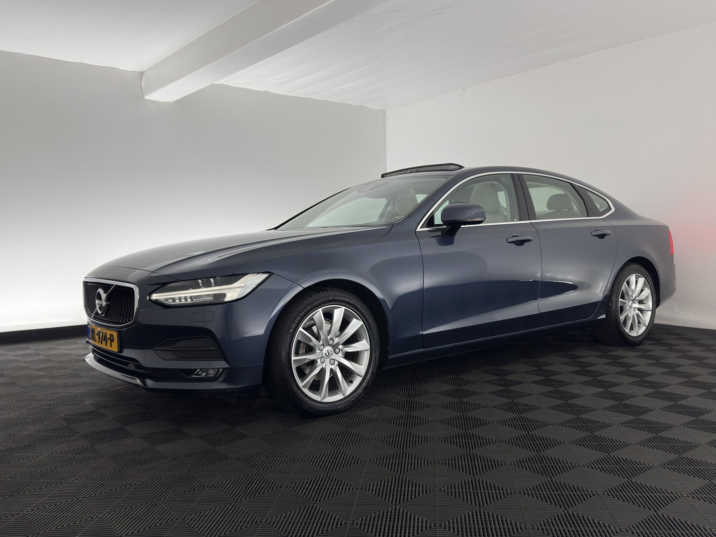 Volvo S90 2.0 D4 Momentum Aut. *PANO | LEATHER | FULL-LED | TOPVIEW | BLINDSPOT | HEATED-SPORTSEATS | DIGI-COCKPIT | NAVI-FULLMAP | ECC | HEAD-UP | ADAPTIVE-CRUISE | PDC | APP.CONNECT | 18''ALU*