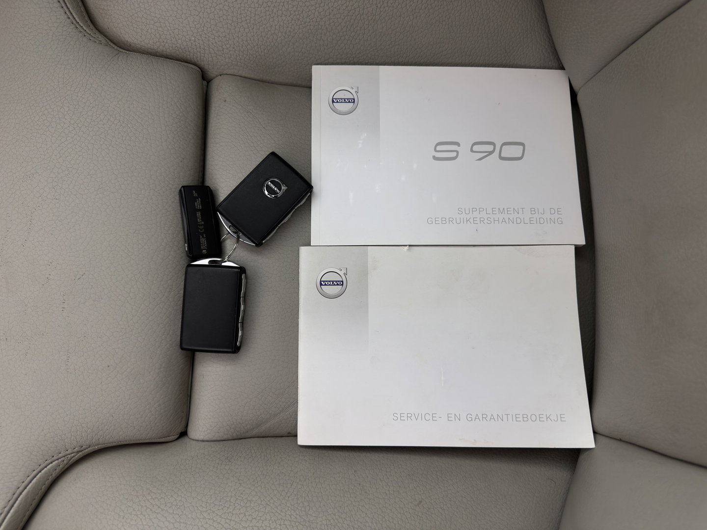 Volvo S90 2.0 D4 Momentum Aut. *PANO | LEATHER | FULL-LED | TOPVIEW | BLINDSPOT | HEATED-SPORTSEATS | DIGI-COCKPIT | NAVI-FULLMAP | ECC | HEAD-UP | ADAPTIVE-CRUISE | PDC | APP.CONNECT | 18''ALU*