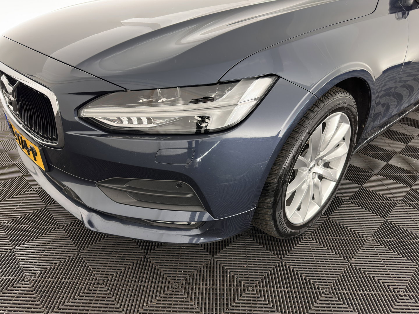 Volvo S90 2.0 D4 Momentum Aut. *PANO | LEATHER | FULL-LED | TOPVIEW | BLINDSPOT | HEATED-SPORTSEATS | DIGI-COCKPIT | NAVI-FULLMAP | ECC | HEAD-UP | ADAPTIVE-CRUISE | PDC | APP.CONNECT | 18''ALU*