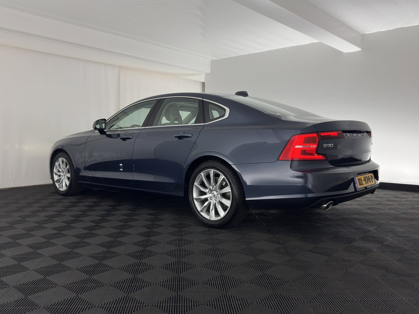 Volvo S90 2.0 D4 Momentum Aut. *PANO | LEATHER | FULL-LED | TOPVIEW | BLINDSPOT | HEATED-SPORTSEATS | DIGI-COCKPIT | NAVI-FULLMAP | ECC | HEAD-UP | ADAPTIVE-CRUISE | PDC | APP.CONNECT | 18''ALU*
