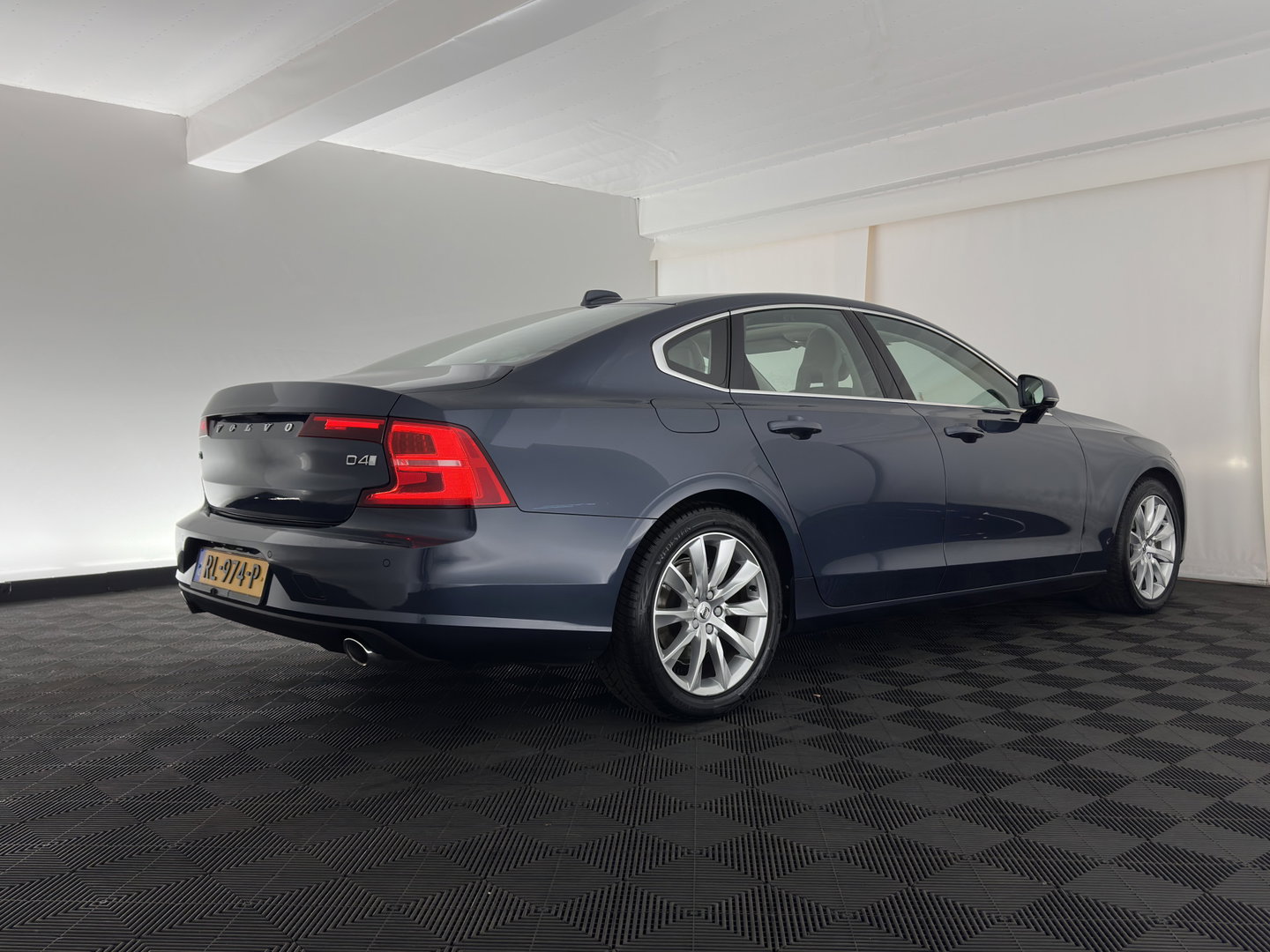 Volvo S90 2.0 D4 Momentum Aut. *PANO | LEATHER | FULL-LED | TOPVIEW | BLINDSPOT | HEATED-SPORTSEATS | DIGI-COCKPIT | NAVI-FULLMAP | ECC | HEAD-UP | ADAPTIVE-CRUISE | PDC | APP.CONNECT | 18''ALU*