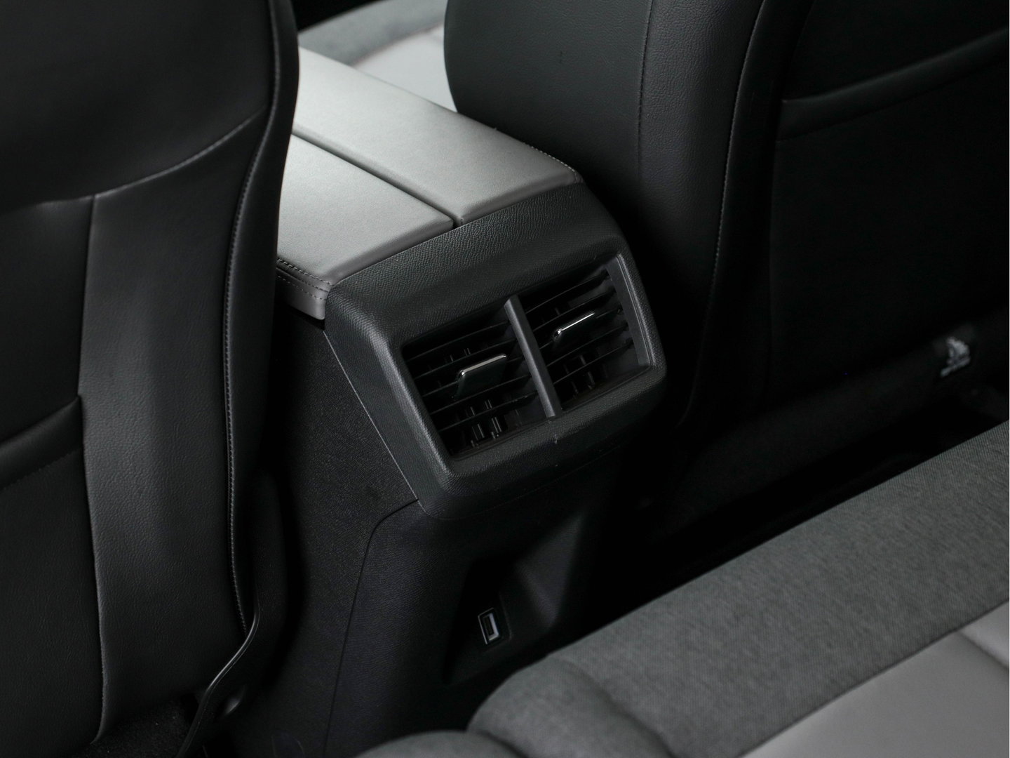 Citroën C5 Aircross 1.5 BlueHDI Business-Plus (INCL-BTW) *LEATHER-MICROFIBRE | NAVI-FULLMAP | FULL-LED | KEYLESS | TOPVIEW | ECC | PRIVACY-GLASS | PDC | CRUISE | DAB | DIGI-COCKPIT | CARPLAY |  LANE-ASSIST | TOWBAR | 19"ALU*