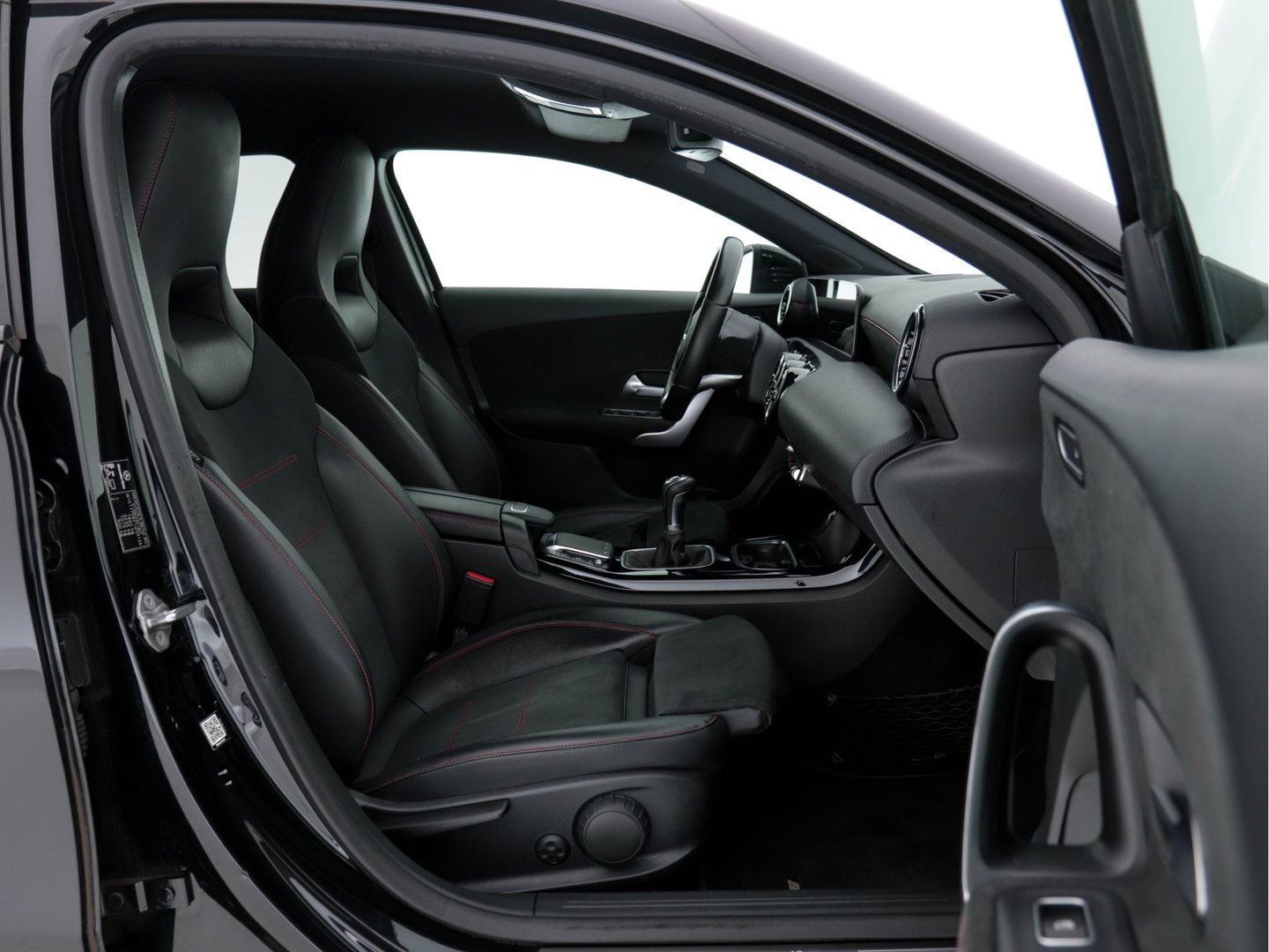 Mercedes-Benz A-Klasse 160 AMG-Styling Business Solution (INCL-BTW) *FULL-LED |  LEATHER-MICROFIBRE | KEYLESS | CARBON-INLAY | HEATED-SPORTSEATS | WIDE-SCREEN | NAVI-FULLMAP | CAMERA | ECC | PDC | CRUISE | CARPLAY | AMBIENTLIGHT | PRIVACY-GLASS | 1