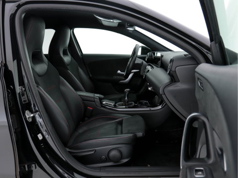 Mercedes-Benz A-Klasse 160 AMG-Styling Business Solution (INCL-BTW) *FULL-LED |  LEATHER-MICROFIBRE | KEYLESS | CARBON-INLAY | HEATED-SPORTSEATS | WIDE-SCREEN | NAVI-FULLMAP | CAMERA | ECC | PDC | CRUISE | CARPLAY | AMBIENTLIGHT | PRIVACY-GLASS | 1