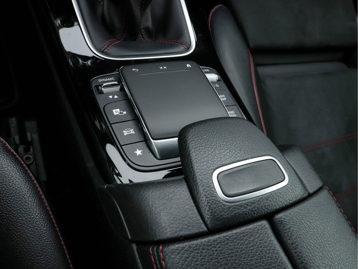 Mercedes-Benz A-Klasse 160 AMG-Styling Business Solution (INCL-BTW) *FULL-LED |  LEATHER-MICROFIBRE | KEYLESS | CARBON-INLAY | HEATED-SPORTSEATS | WIDE-SCREEN | NAVI-FULLMAP | CAMERA | ECC | PDC | CRUISE | CARPLAY | AMBIENTLIGHT | PRIVACY-GLASS | 1