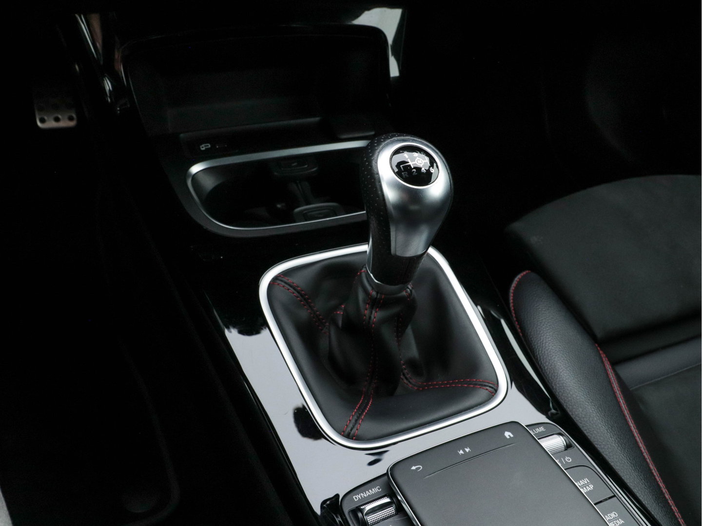 Mercedes-Benz A-Klasse 160 AMG-Styling Business Solution (INCL-BTW) *FULL-LED |  LEATHER-MICROFIBRE | KEYLESS | CARBON-INLAY | HEATED-SPORTSEATS | WIDE-SCREEN | NAVI-FULLMAP | CAMERA | ECC | PDC | CRUISE | CARPLAY | AMBIENTLIGHT | PRIVACY-GLASS | 1
