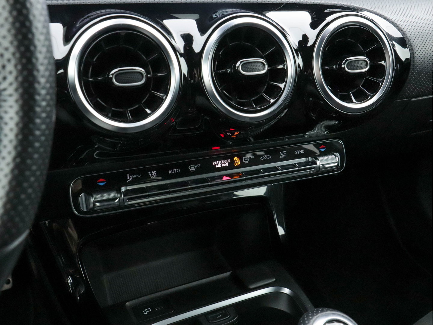 Mercedes-Benz A-Klasse 160 AMG-Styling Business Solution (INCL-BTW) *FULL-LED |  LEATHER-MICROFIBRE | KEYLESS | CARBON-INLAY | HEATED-SPORTSEATS | WIDE-SCREEN | NAVI-FULLMAP | CAMERA | ECC | PDC | CRUISE | CARPLAY | AMBIENTLIGHT | PRIVACY-GLASS | 1