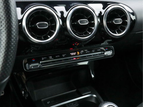 Mercedes-Benz A-Klasse 160 AMG-Styling Business Solution (INCL-BTW) *FULL-LED |  LEATHER-MICROFIBRE | KEYLESS | CARBON-INLAY | HEATED-SPORTSEATS | WIDE-SCREEN | NAVI-FULLMAP | CAMERA | ECC | PDC | CRUISE | CARPLAY | AMBIENTLIGHT | PRIVACY-GLASS | 1
