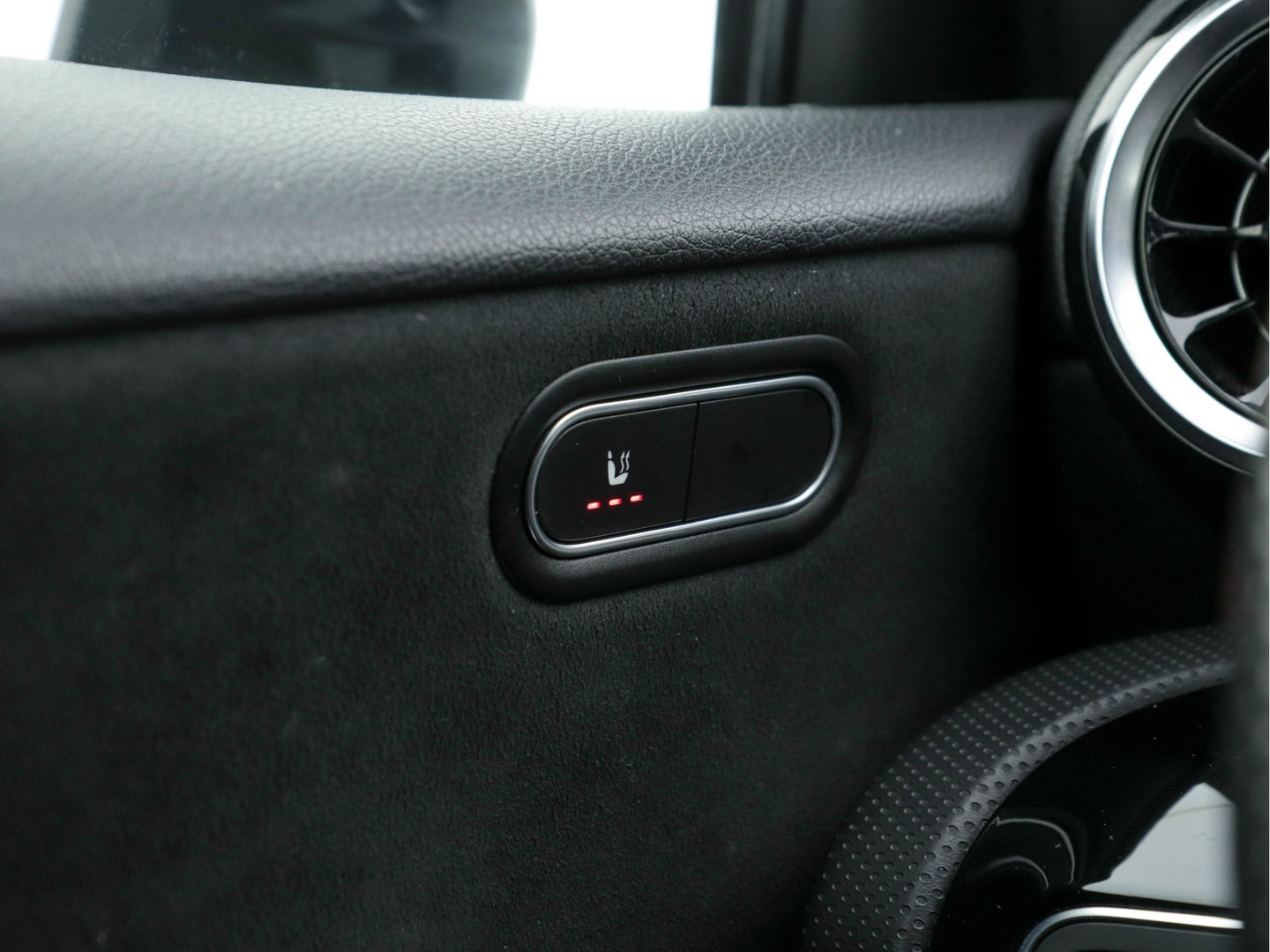 Mercedes-Benz A-Klasse 160 AMG-Styling Business Solution (INCL-BTW) *FULL-LED |  LEATHER-MICROFIBRE | KEYLESS | CARBON-INLAY | HEATED-SPORTSEATS | WIDE-SCREEN | NAVI-FULLMAP | CAMERA | ECC | PDC | CRUISE | CARPLAY | AMBIENTLIGHT | PRIVACY-GLASS | 1