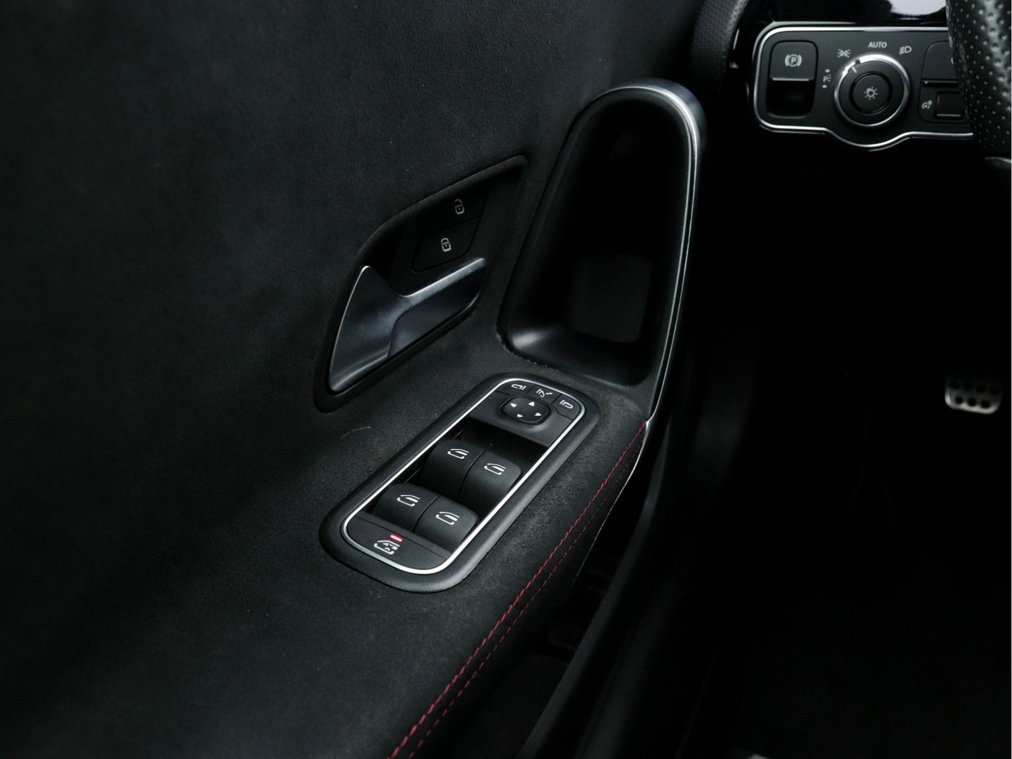 Mercedes-Benz A-Klasse 160 AMG-Styling Business Solution (INCL-BTW) *FULL-LED |  LEATHER-MICROFIBRE | KEYLESS | CARBON-INLAY | HEATED-SPORTSEATS | WIDE-SCREEN | NAVI-FULLMAP | CAMERA | ECC | PDC | CRUISE | CARPLAY | AMBIENTLIGHT | PRIVACY-GLASS | 1
