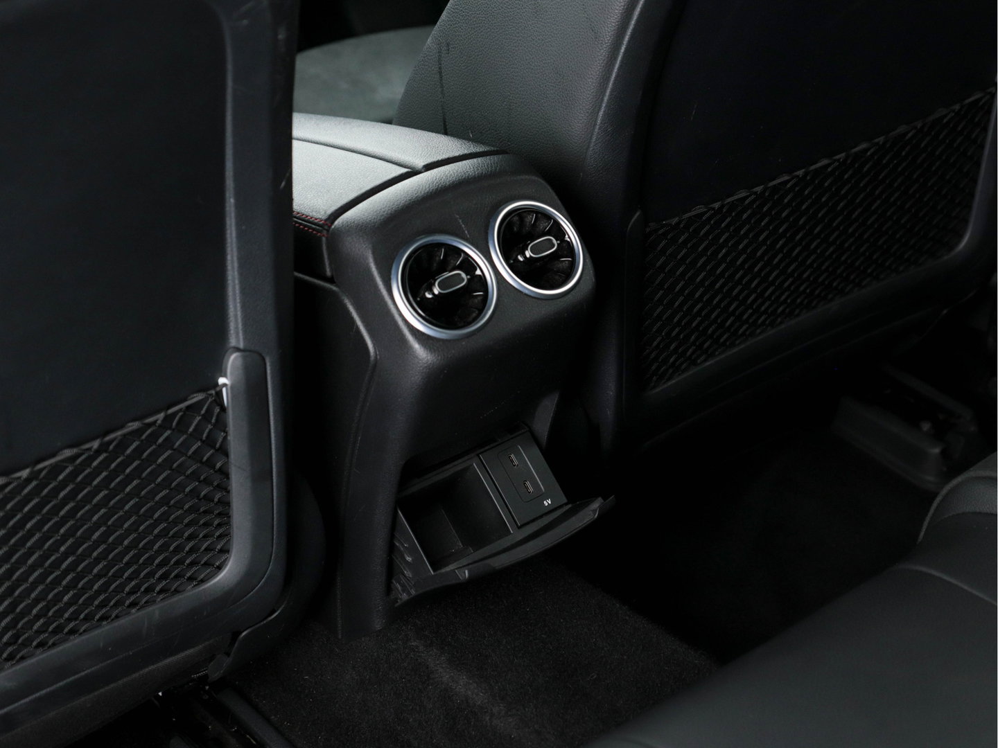 Mercedes-Benz A-Klasse 160 AMG-Styling Business Solution (INCL-BTW) *FULL-LED |  LEATHER-MICROFIBRE | KEYLESS | CARBON-INLAY | HEATED-SPORTSEATS | WIDE-SCREEN | NAVI-FULLMAP | CAMERA | ECC | PDC | CRUISE | CARPLAY | AMBIENTLIGHT | PRIVACY-GLASS | 1