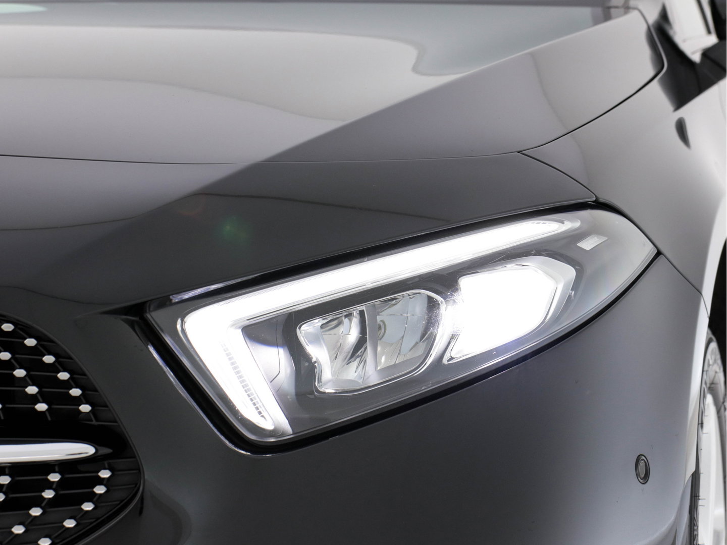 Mercedes-Benz A-Klasse 160 AMG-Styling Business Solution (INCL-BTW) *FULL-LED |  LEATHER-MICROFIBRE | KEYLESS | CARBON-INLAY | HEATED-SPORTSEATS | WIDE-SCREEN | NAVI-FULLMAP | CAMERA | ECC | PDC | CRUISE | CARPLAY | AMBIENTLIGHT | PRIVACY-GLASS | 1