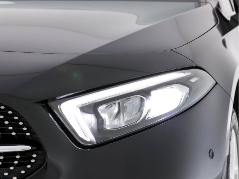 Mercedes-Benz A-Klasse 160 AMG-Styling Business Solution (INCL-BTW) *FULL-LED |  LEATHER-MICROFIBRE | KEYLESS | CARBON-INLAY | HEATED-SPORTSEATS | WIDE-SCREEN | NAVI-FULLMAP | CAMERA | ECC | PDC | CRUISE | CARPLAY | AMBIENTLIGHT | PRIVACY-GLASS | 1