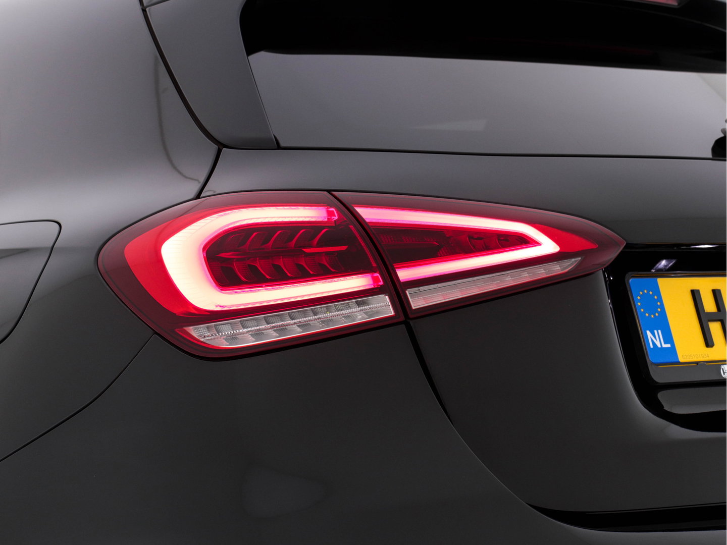 Mercedes-Benz A-Klasse 160 AMG-Styling Business Solution (INCL-BTW) *FULL-LED |  LEATHER-MICROFIBRE | KEYLESS | CARBON-INLAY | HEATED-SPORTSEATS | WIDE-SCREEN | NAVI-FULLMAP | CAMERA | ECC | PDC | CRUISE | CARPLAY | AMBIENTLIGHT | PRIVACY-GLASS | 1