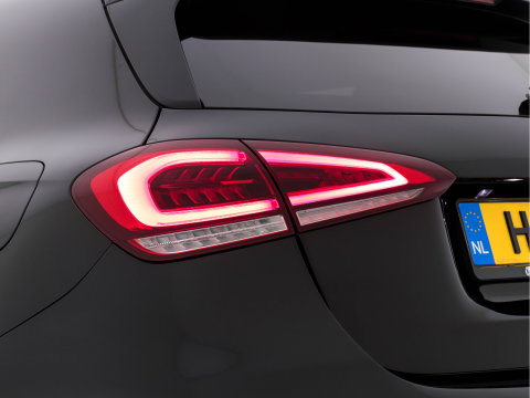 Mercedes-Benz A-Klasse 160 AMG-Styling Business Solution (INCL-BTW) *FULL-LED |  LEATHER-MICROFIBRE | KEYLESS | CARBON-INLAY | HEATED-SPORTSEATS | WIDE-SCREEN | NAVI-FULLMAP | CAMERA | ECC | PDC | CRUISE | CARPLAY | AMBIENTLIGHT | PRIVACY-GLASS | 1
