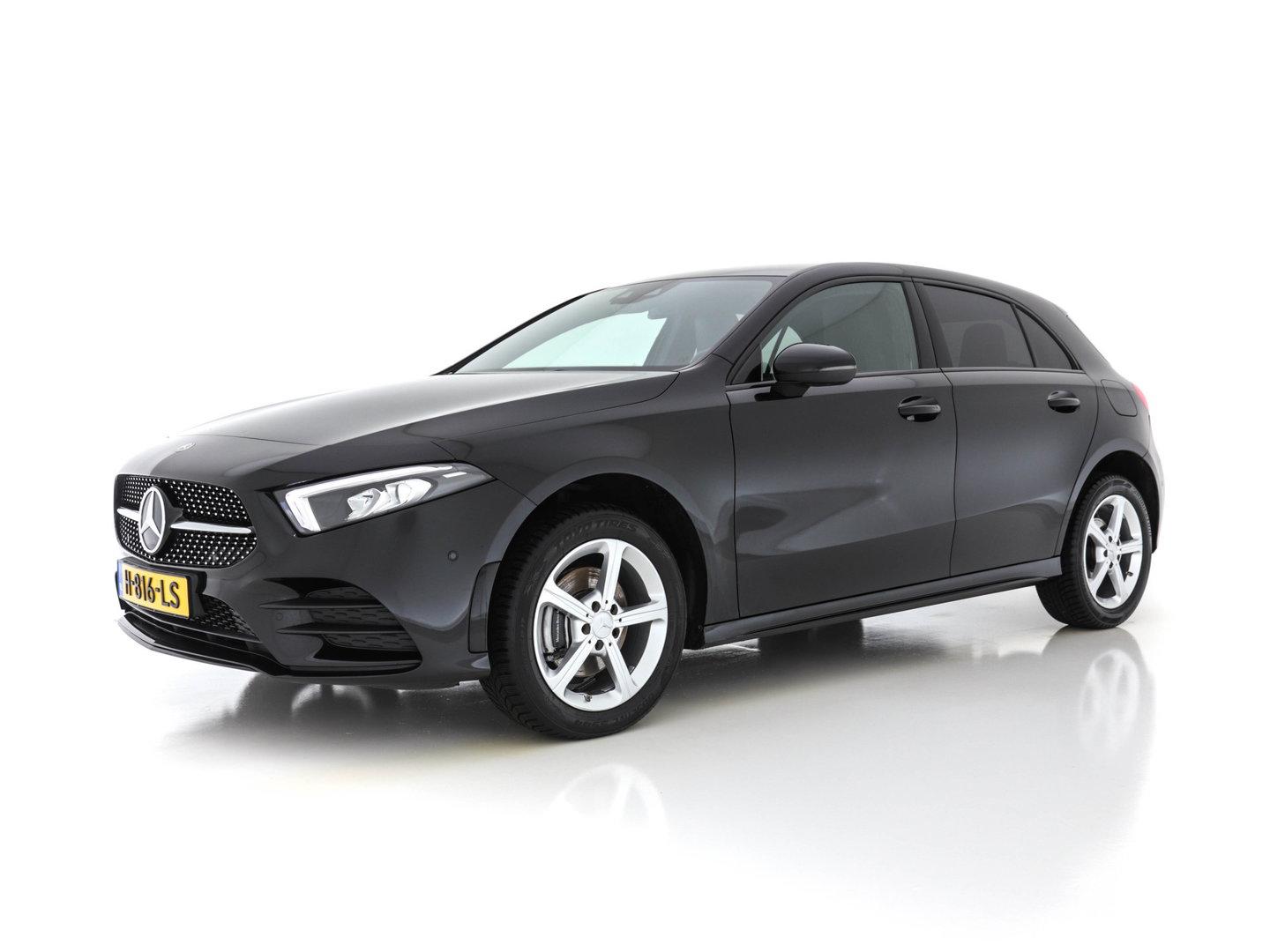 Mercedes-Benz A-Klasse 160 AMG-Styling Business Solution (INCL-BTW) *FULL-LED |  LEATHER-MICROFIBRE | KEYLESS | CARBON-INLAY | HEATED-SPORTSEATS | WIDE-SCREEN | NAVI-FULLMAP | CAMERA | ECC | PDC | CRUISE | CARPLAY | AMBIENTLIGHT | PRIVACY-GLASS | 1