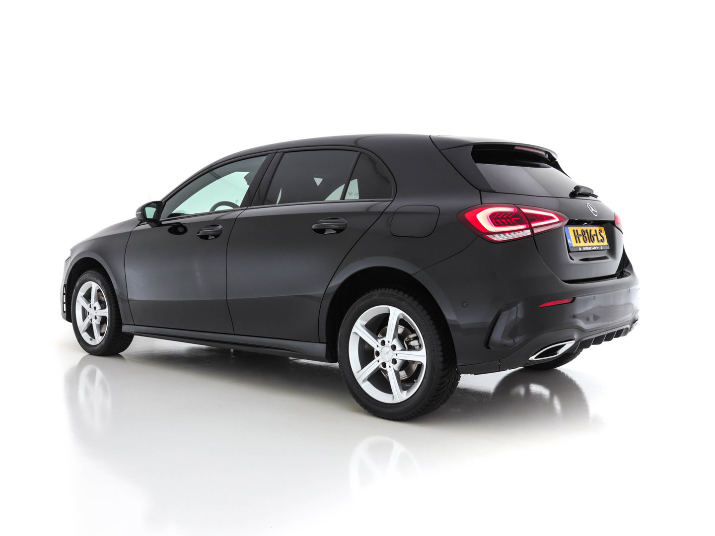 Mercedes-Benz A-Klasse 160 AMG-Styling Business Solution (INCL-BTW) *FULL-LED |  LEATHER-MICROFIBRE | KEYLESS | CARBON-INLAY | HEATED-SPORTSEATS | WIDE-SCREEN | NAVI-FULLMAP | CAMERA | ECC | PDC | CRUISE | CARPLAY | AMBIENTLIGHT | PRIVACY-GLASS | 1