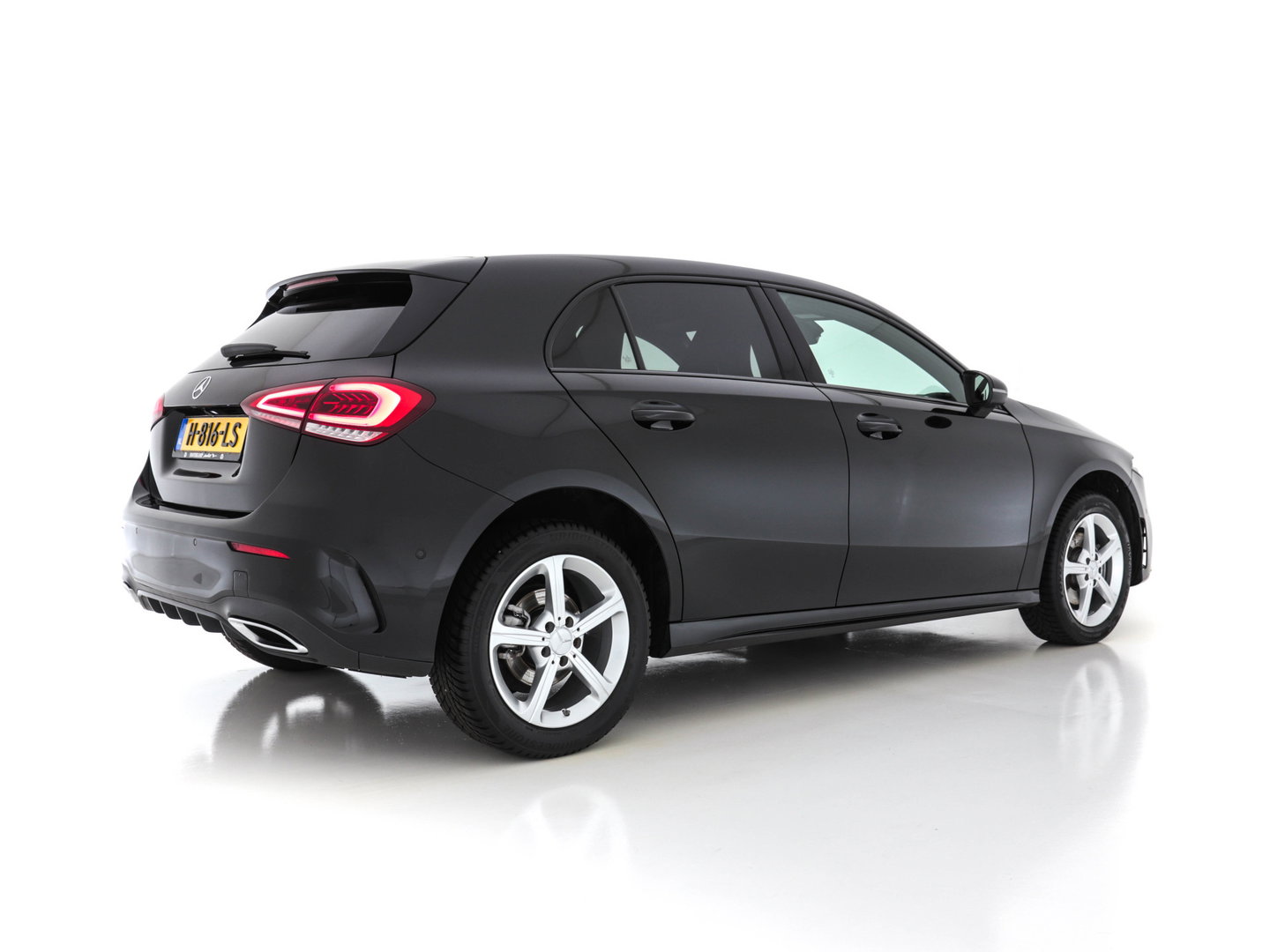 Mercedes-Benz A-Klasse 160 AMG-Styling Business Solution (INCL-BTW) *FULL-LED |  LEATHER-MICROFIBRE | KEYLESS | CARBON-INLAY | HEATED-SPORTSEATS | WIDE-SCREEN | NAVI-FULLMAP | CAMERA | ECC | PDC | CRUISE | CARPLAY | AMBIENTLIGHT | PRIVACY-GLASS | 1