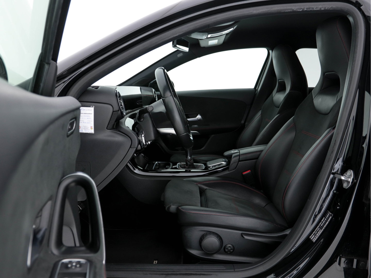Mercedes-Benz A-Klasse 160 AMG-Styling Business Solution (INCL-BTW) *FULL-LED |  LEATHER-MICROFIBRE | KEYLESS | CARBON-INLAY | HEATED-SPORTSEATS | WIDE-SCREEN | NAVI-FULLMAP | CAMERA | ECC | PDC | CRUISE | CARPLAY | AMBIENTLIGHT | PRIVACY-GLASS | 1
