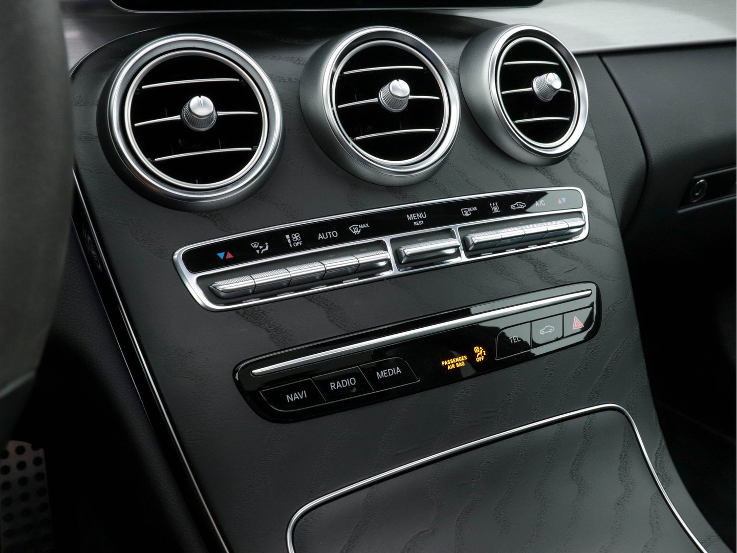 Mercedes-Benz C-Klasse Estate 300 e AMG-Sportpack Limited Business Solution (Plug-in) (INCL-BTW) Aut. *PANO | LEATHER-ALCANTARA | FULL-LED | NAVI-FULLMAP | TOPVIEW | BLINDSPOT | PREMIUM-AUDIO | DAB | CARPLAY | AMBIENTLIGHT | DIGI-COCKPIT | SPORTSEATS | 18"ALU*
