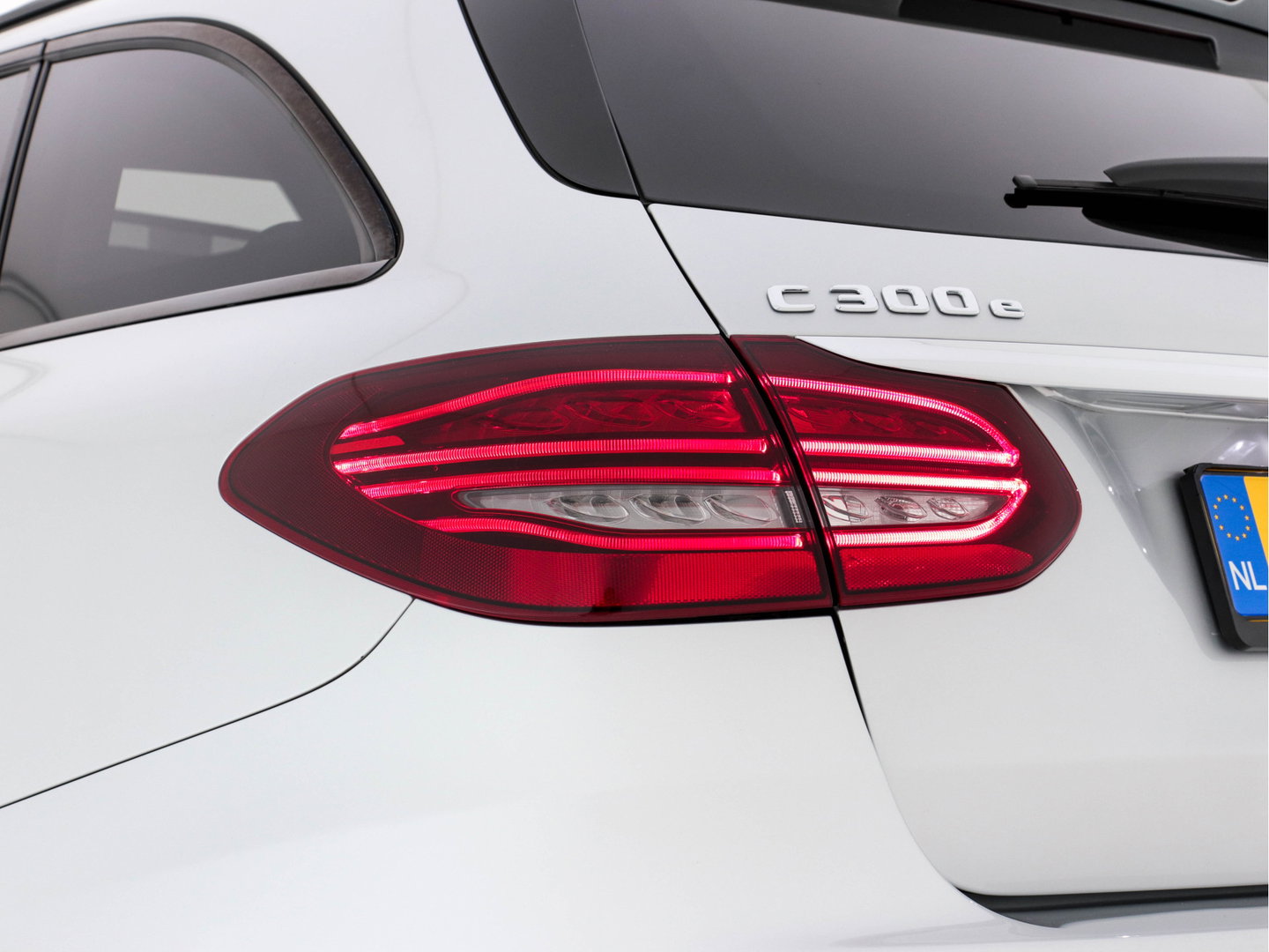 Mercedes-Benz C-Klasse Estate 300 e AMG-Sportpack Limited Business Solution (Plug-in) (INCL-BTW) Aut. *PANO | LEATHER-ALCANTARA | FULL-LED | NAVI-FULLMAP | TOPVIEW | BLINDSPOT | PREMIUM-AUDIO | DAB | CARPLAY | AMBIENTLIGHT | DIGI-COCKPIT | SPORTSEATS | 18"ALU*