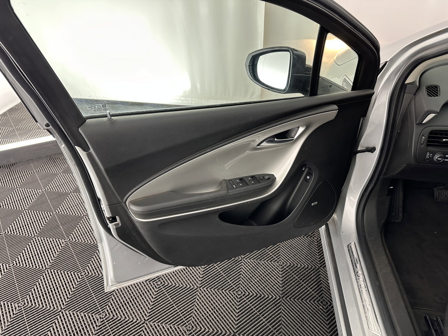 Opel Ampera 1.4 (Plug-In) Aut. *LEATHER | NAVI-FULLMAP | BOSE-AUDIO | KEYLESS | CAMERA | ECC | HEATED-COMFORTSEATS | PDC | CRUISE*