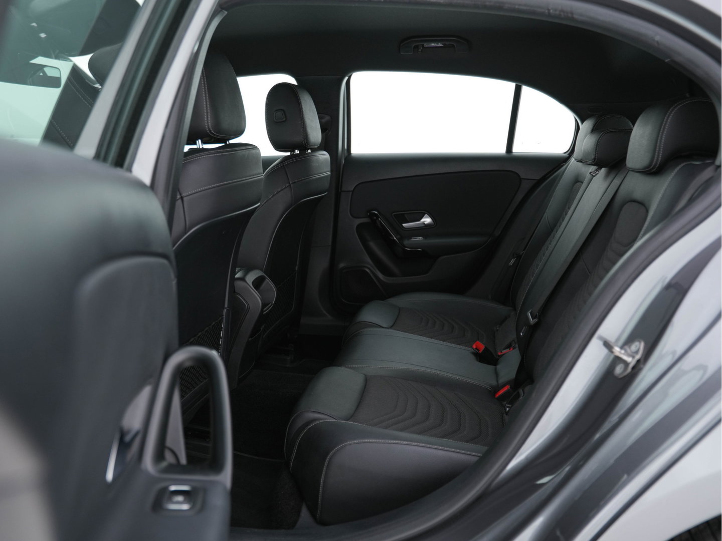 Mercedes-Benz A-Klasse 180 Advantage Style-Pack (INCL-BTW) Aut. *WIDESCREEN-DIGI-COCKPIT | LEATHER-MICROFIBRE | CAMERA | NAVI-FULLMAP | ECC | PDC | CRUISE | CARPLAY | HEATED-SPORTSEATS | CARBON-INLAY | DAB | SHIFT-PADDLES | 16"ALU*